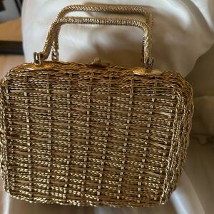VINTAGE 1960’s GOLD TONE METAL BASKET WEAVE HANDBAG